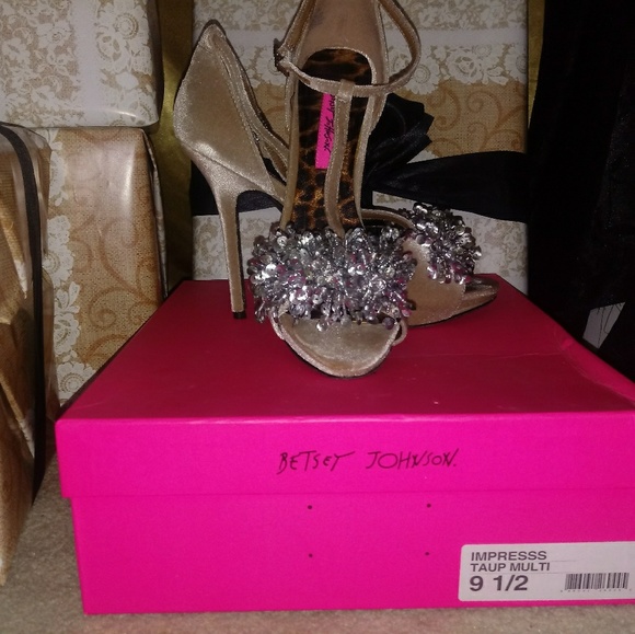 Ankle t-strap heels - Picture 5 of 5